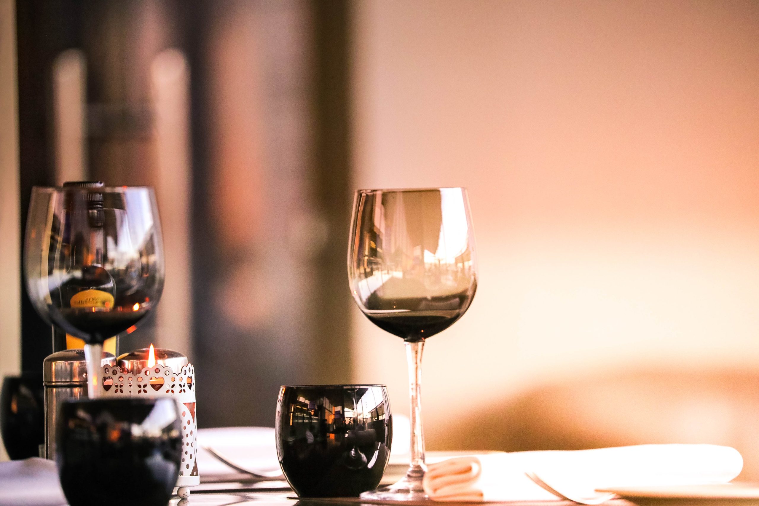 Poate consumul de vin roșu să îți ofere un ten mai tânăr și mai luminos