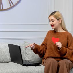 Strategii pentru a menține conversația interesantă pe aplicațiile de dating
