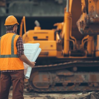 Ce verificări zilnice trebuie efectuate înainte de a folosi un utilaj în construcții?