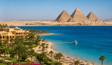 La câți kilometri de piramide se află Xanadu Makadi Bay?